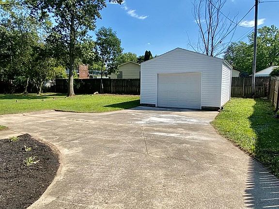 3rd image of 2027 Willowood Dr N