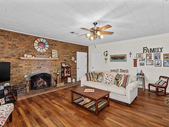 4th image of 410 S Boggie St