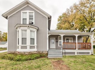 702 E Piankishaw St, Paola, KS 66071