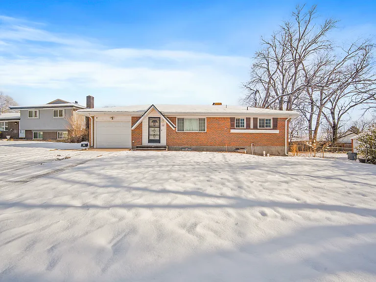 638 Dove Pl — Photo 2