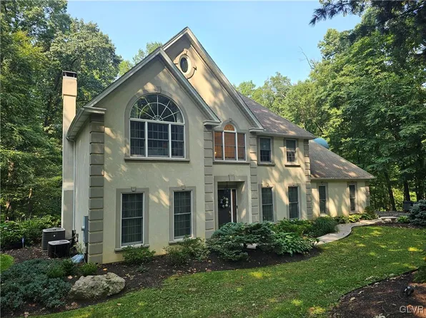 170 Pine Manor Dr, Hellertown, PA 18055