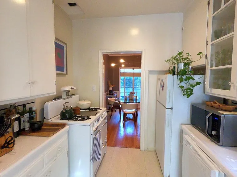 2285 N Beachwood Dr #6 — Photo 9