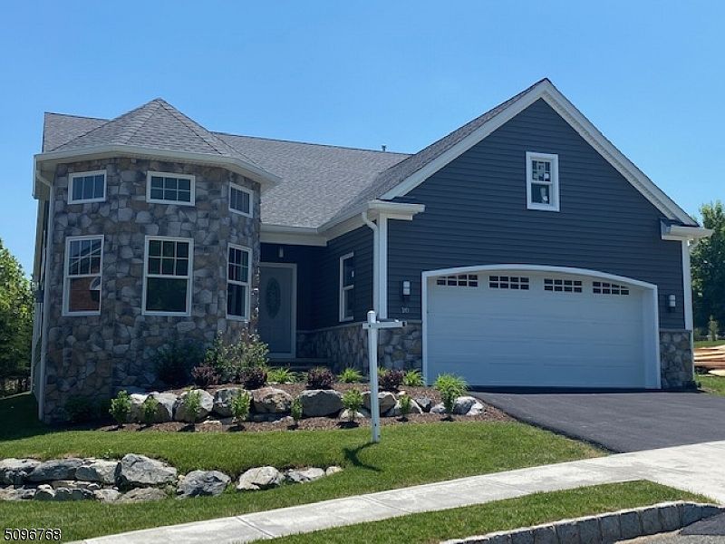 1st image of 10 Bluffs Ct
