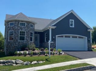 10 Bluffs Ct, Hamburg, NJ 07419