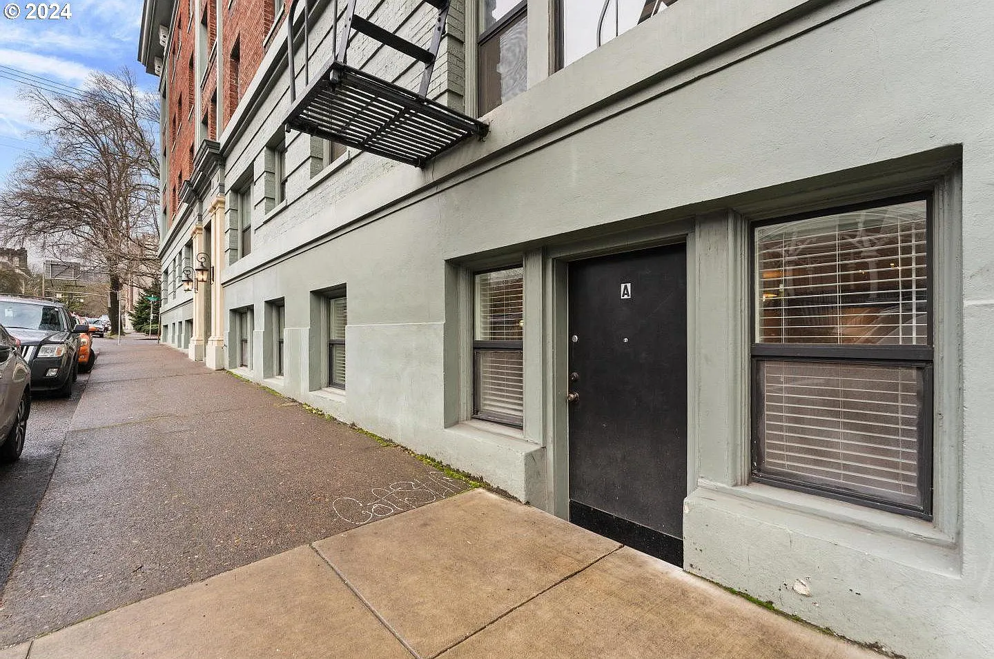 Spacious Loft Condo in Historical Carlton Court! Private Entrance, 1 Bed 1 Bath with Washer & Dry... — Photo 1