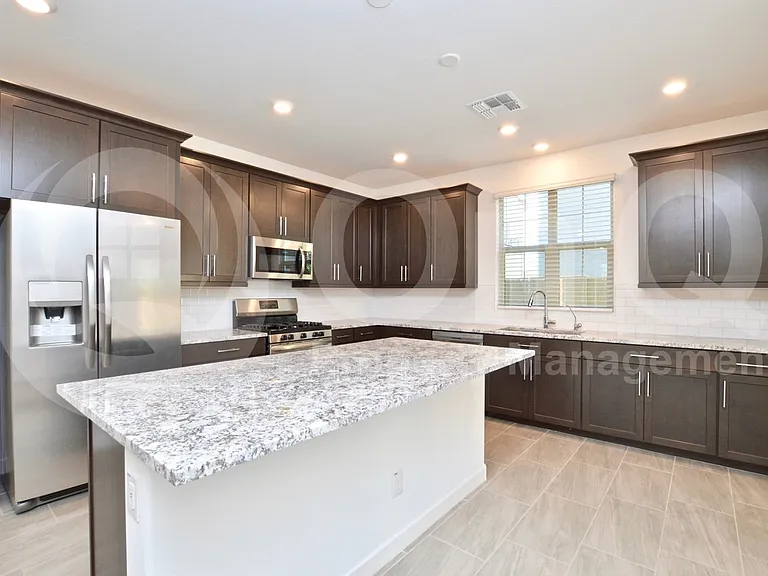 1078 E Sabino Dr — Photo 4