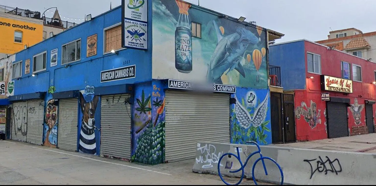 Welcome to your dream beachfront studio, located on the vibrant Venice Beach boardwalk! — Photo 2