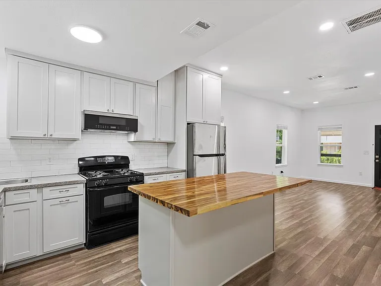 1215 E 12th St — Photo 15