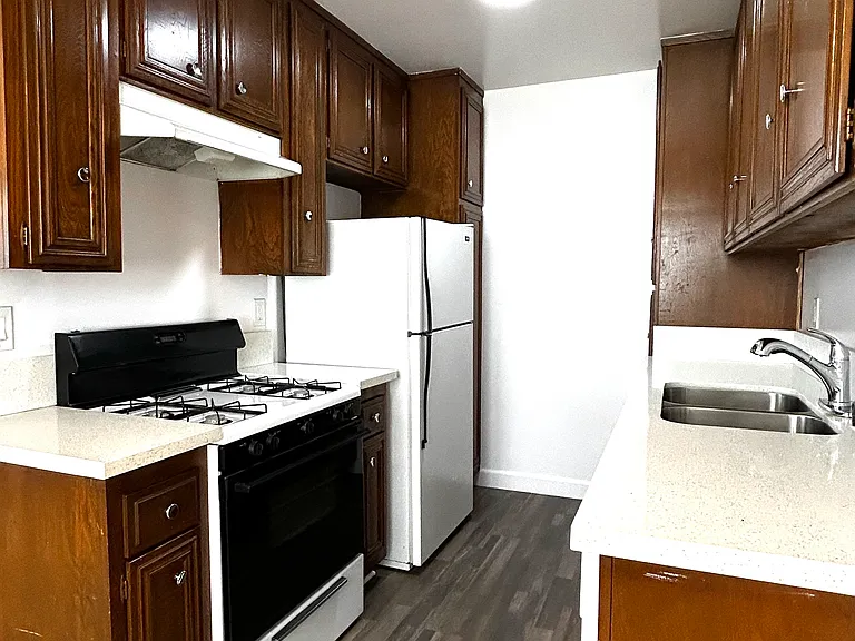 1220 Wellesley Ave #8 — Photo 5