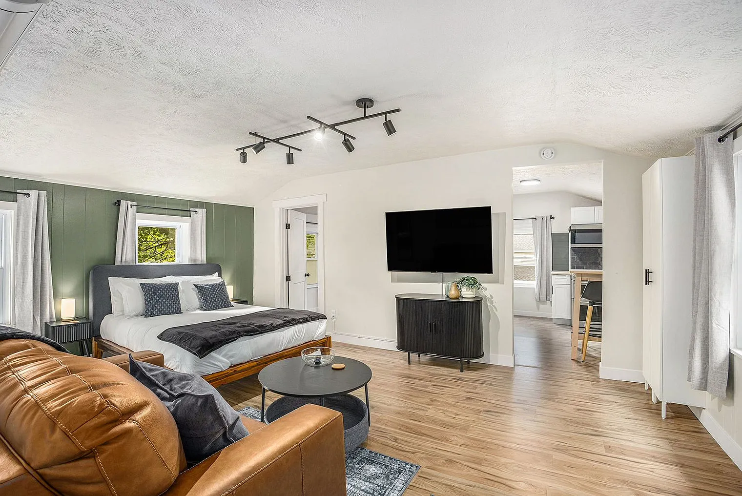 Studio, 1.0 bath, 419 sqft, $2,332 — Photo 3