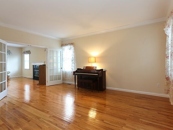 4th image of 1011 Sunset St