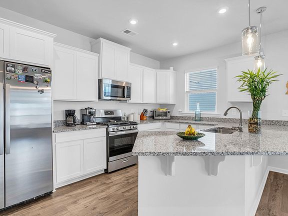 5th image of 403 Poinsett Bridge Way