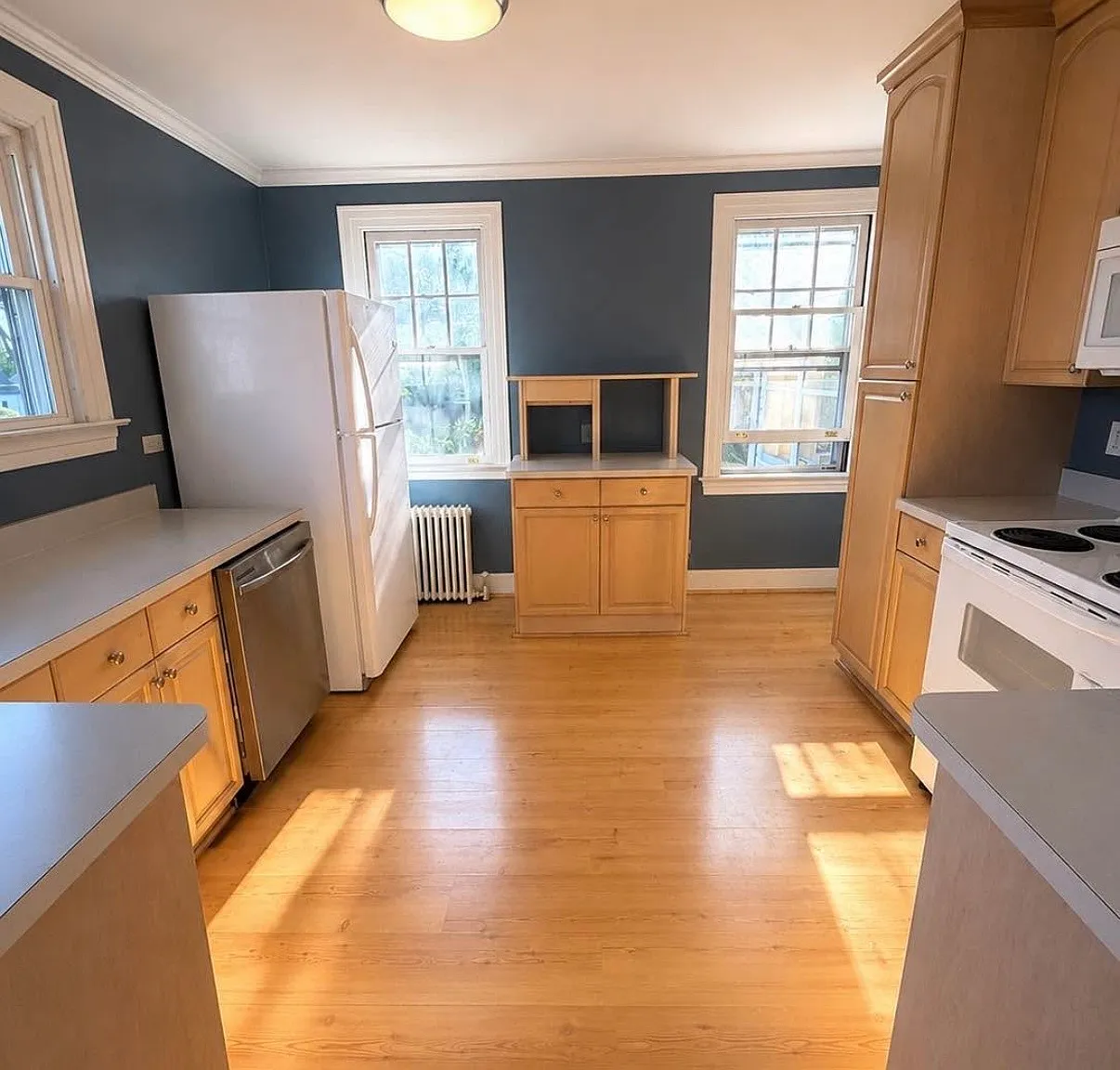 2 bed, 1.0 bath, 2700 sqft, $2,250 — Photo 1