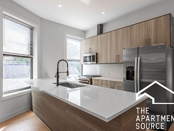 5th image of 702 W Aldine Ave #1