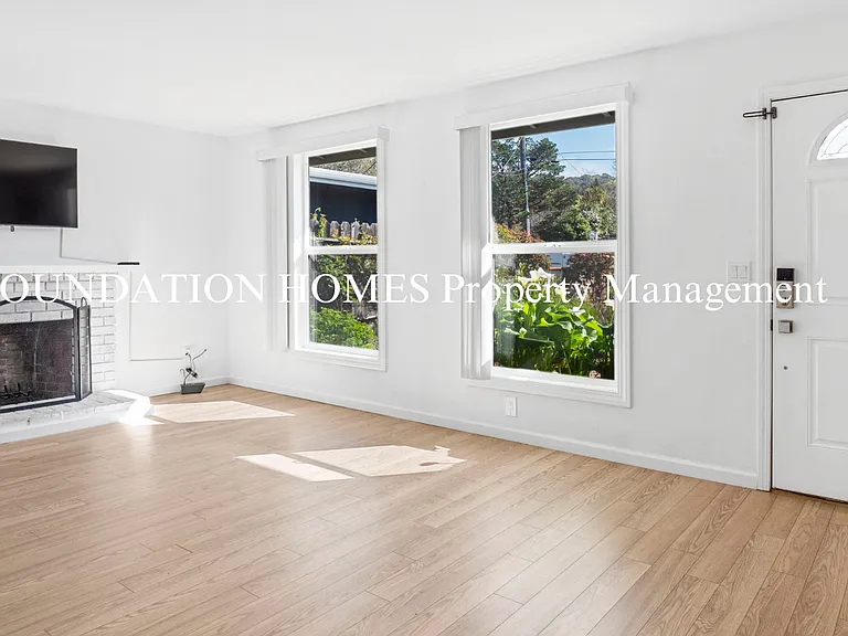 151 Kenwood Ct — Photo 4