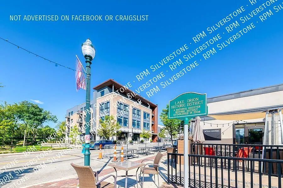 Luxury Two Bed Two Bath in Downtown Lake Orion! — Photo 2