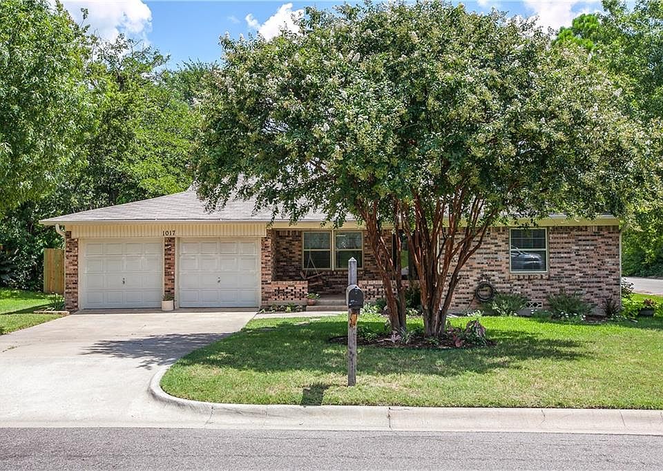 1st image of 1017 Edinburg Ln