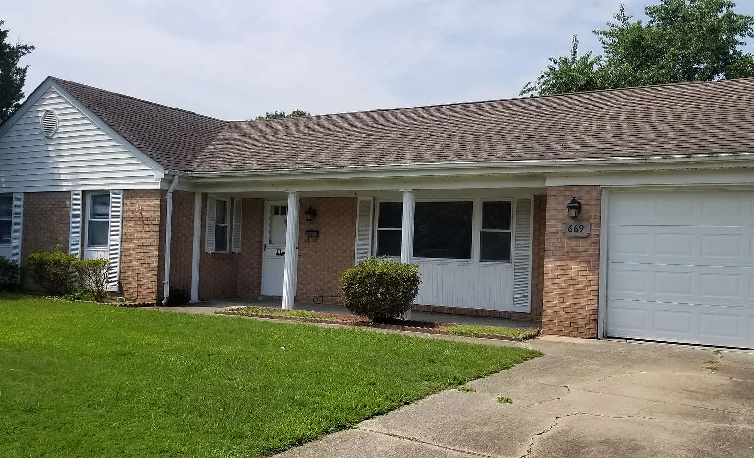 3BR 2BA Brick Ranch Pembroke Meadows — Photo 2
