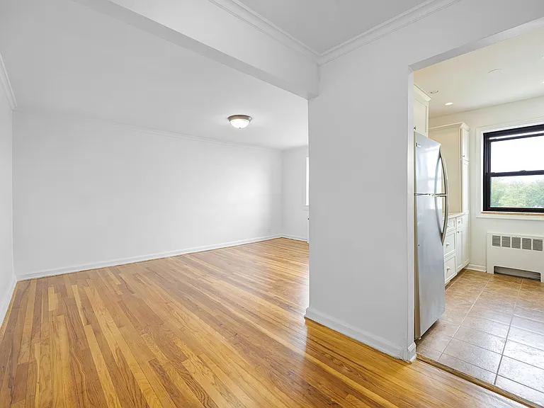 2335 Hudson Ter #D6 — Photo 5