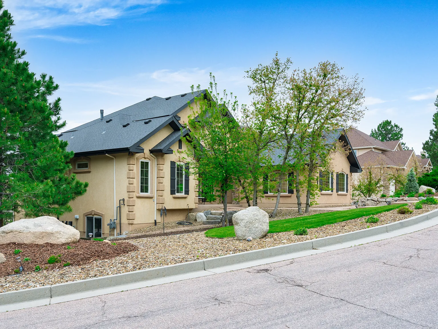 5 bed, 5946 sqft, $7,500 — Photo 3