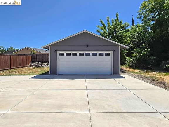 4th image of 4585 Summer Ave
