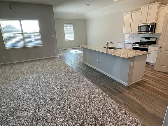 4th image of 305 Zimmet Dr