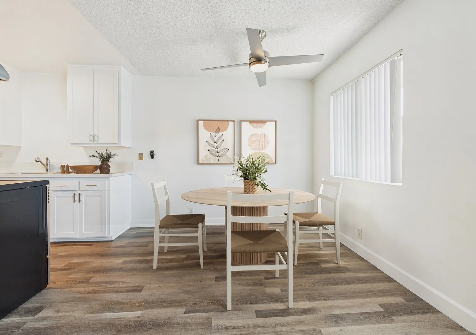 Country Club Apartments — Photo 3