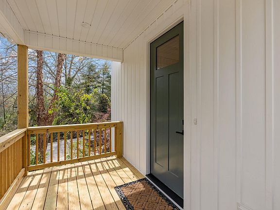 4th image of 102 Hilton St