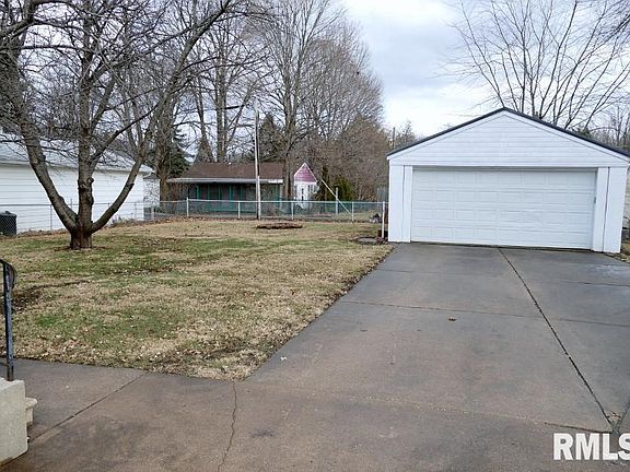 3rd image of 4006 N Dayton Ave