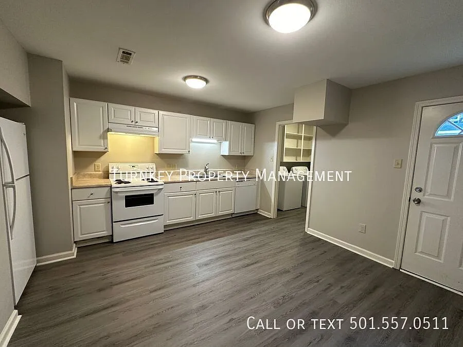 Building Photo - 1901 Sanford Dr #4