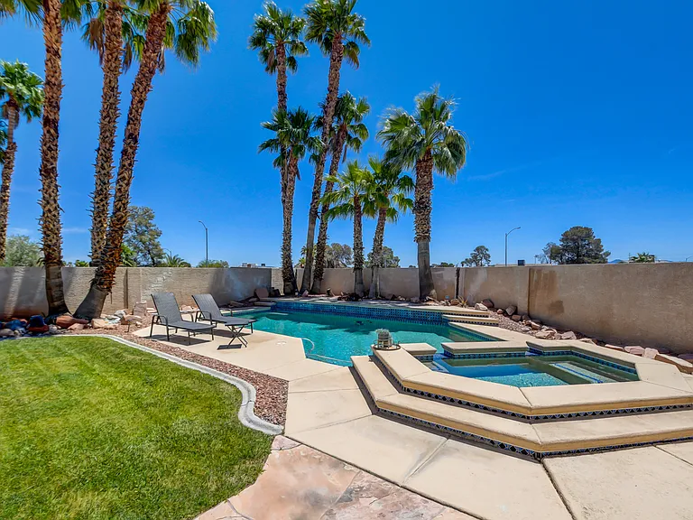 7365 Tamarind Ave — Photo 4