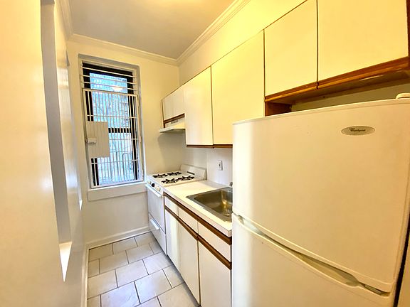 2nd image of 245 E 39th St APT 4C