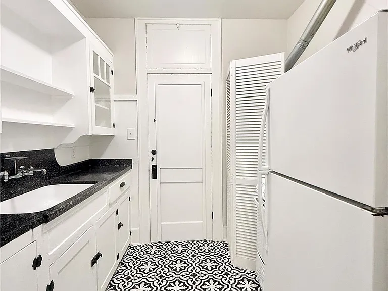 1126 Berthea St #11 — Photo 8