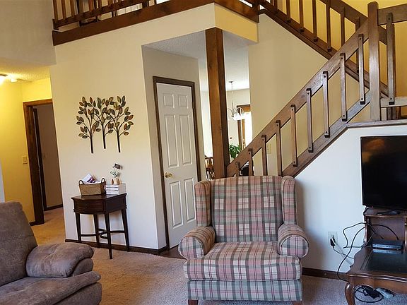 5th image of 18 Greystone Dr