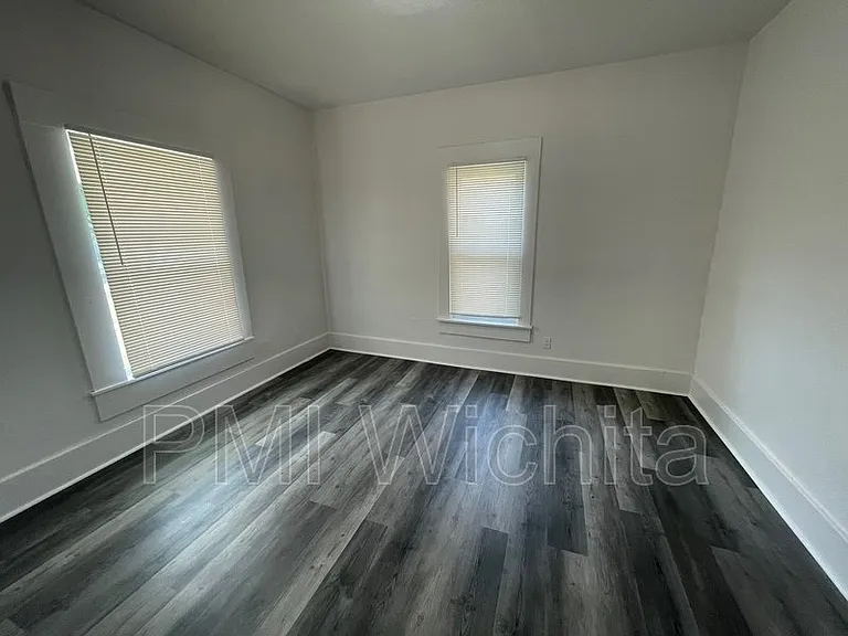 202 N Ash St — Photo 8