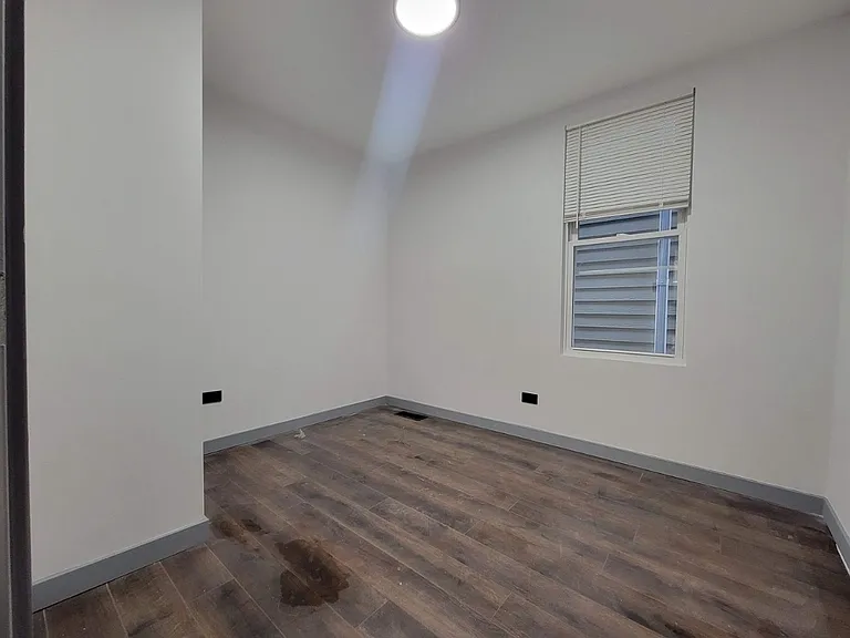 1833 W 21st St #1 — Photo 7