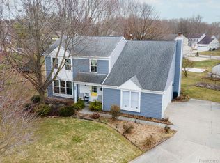 2011 Fairfield Dr, Rochester Hills, MI 48306