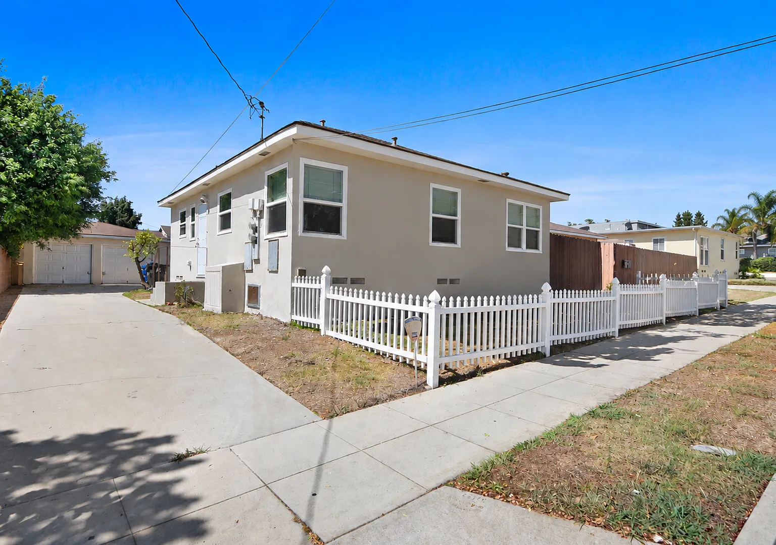 1425 Termino Ave — Photo 1