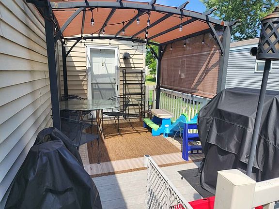 4th image of 220 Emerald Cir S