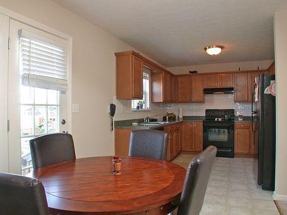 Open kitchen and breakfast area