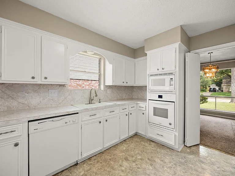 5923 Pebble Springs Dr — Photo 15
