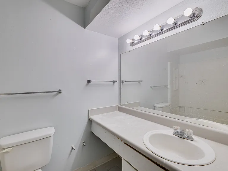 2865 Winkler Ave #402 — Photo 10