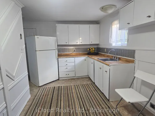 241 John St, Orillia, ON L3V 3H8