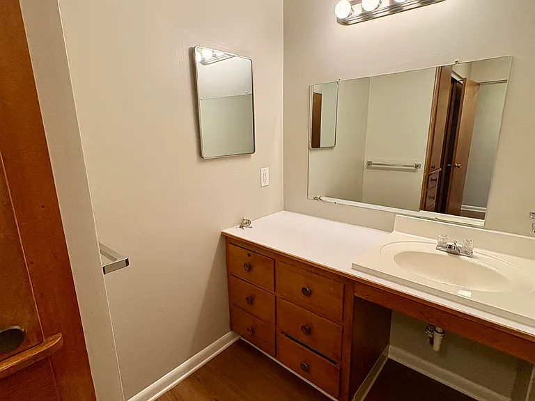 Karen Jean Apartments — Photo 12