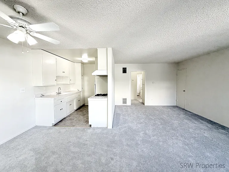 5000 Woodman Ave #14 — Photo 5