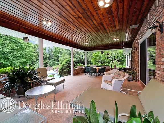 5th image of 11 Pheasant Hill Ln