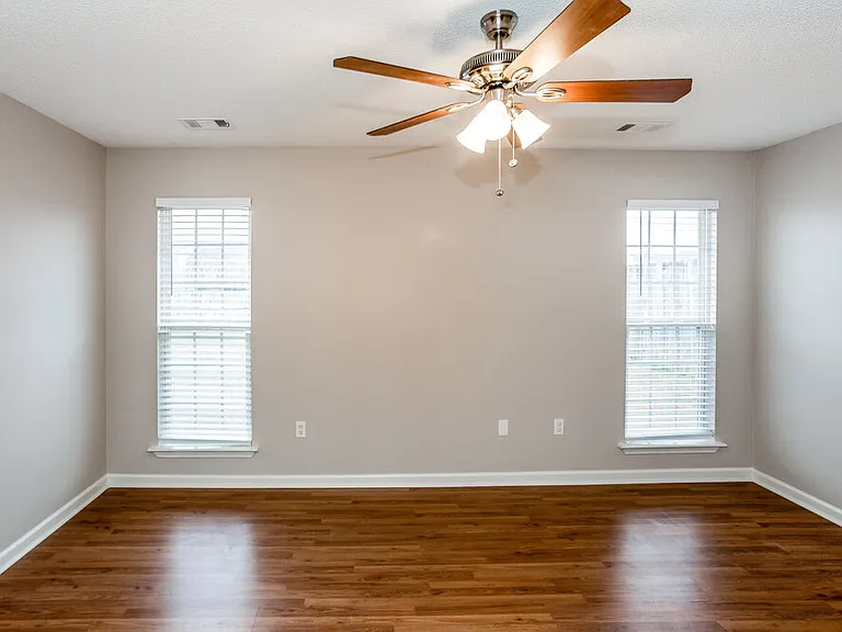 1720 Cherry Creek Dr — Photo 9
