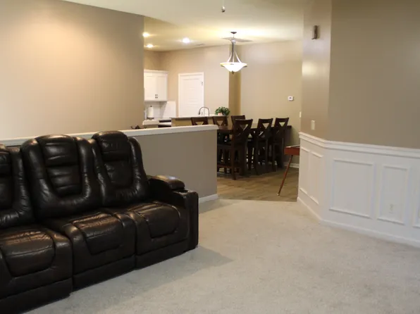 15953 S Crestview Dr, Olathe, KS 66062