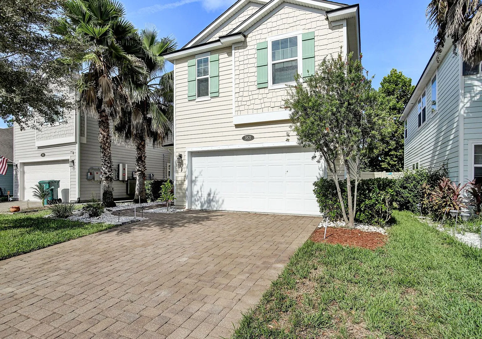 4 bedroom/ 4 bathroom home, just 6 miles from the beach — Photo 2