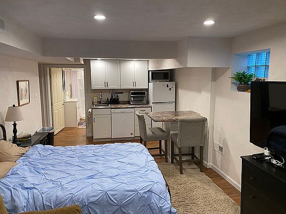 3rd image of Nob Hill Dr